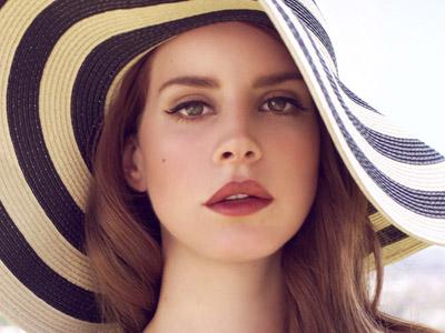 Wah, Lana Del Rey Bunuh Diri di Video Musik 'Summertime Sadness'!