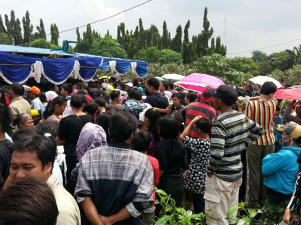 Jumlah Pelayat Masih Membludak, Makam di Sekitar Olga Syaputra Rusak Terinjak