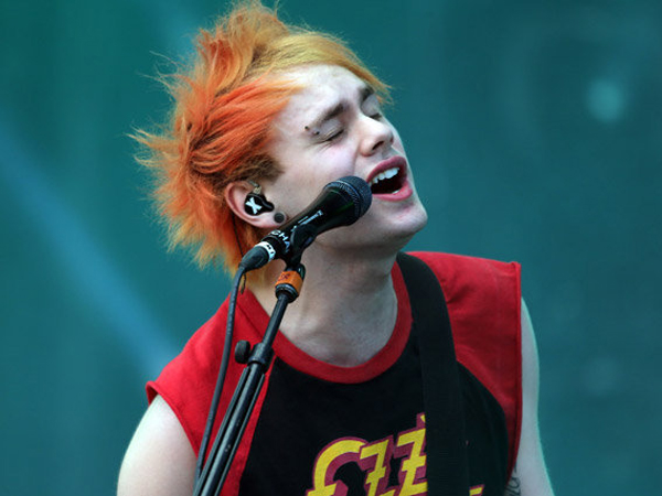 Wajah Michael Clifford 5 Seconds of Summer Terbakar Saat Manggung!