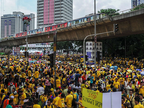 Tuntut PM Najib Mundur, Ribuan Rakyat Malaysia Turun Ke Jalan