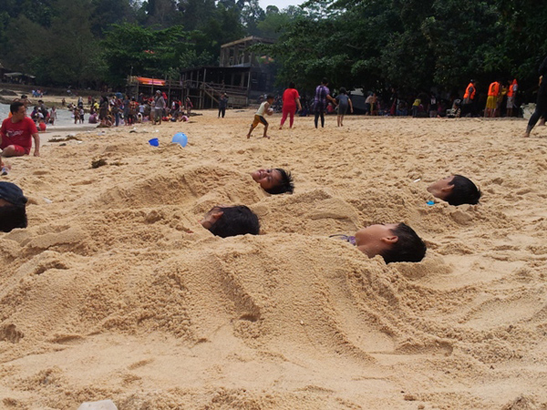 Duh, Ternyata Mengubur Diri dalam Pasir Pantai Bisa Buat Diare!