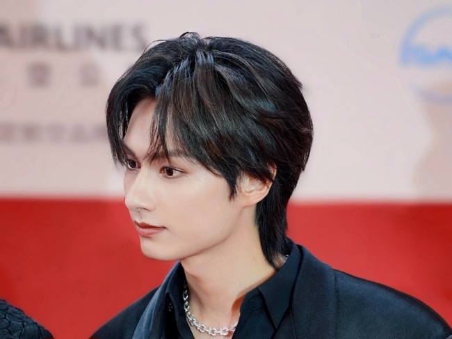 Jun SEVENTEEN Curi Perhatian di Red Carpet Shanghai International Film Festival ke-27