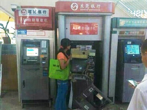 Kesal Tidak Bisa Ambil Uang, Wanita Ini Bongkar Paksa Mesin ATM!