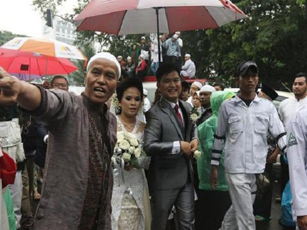 Tunjukan Toleransi, Massa Aksi 112 Kawal dan Payungi Pasangan Pengantin ke Katedral