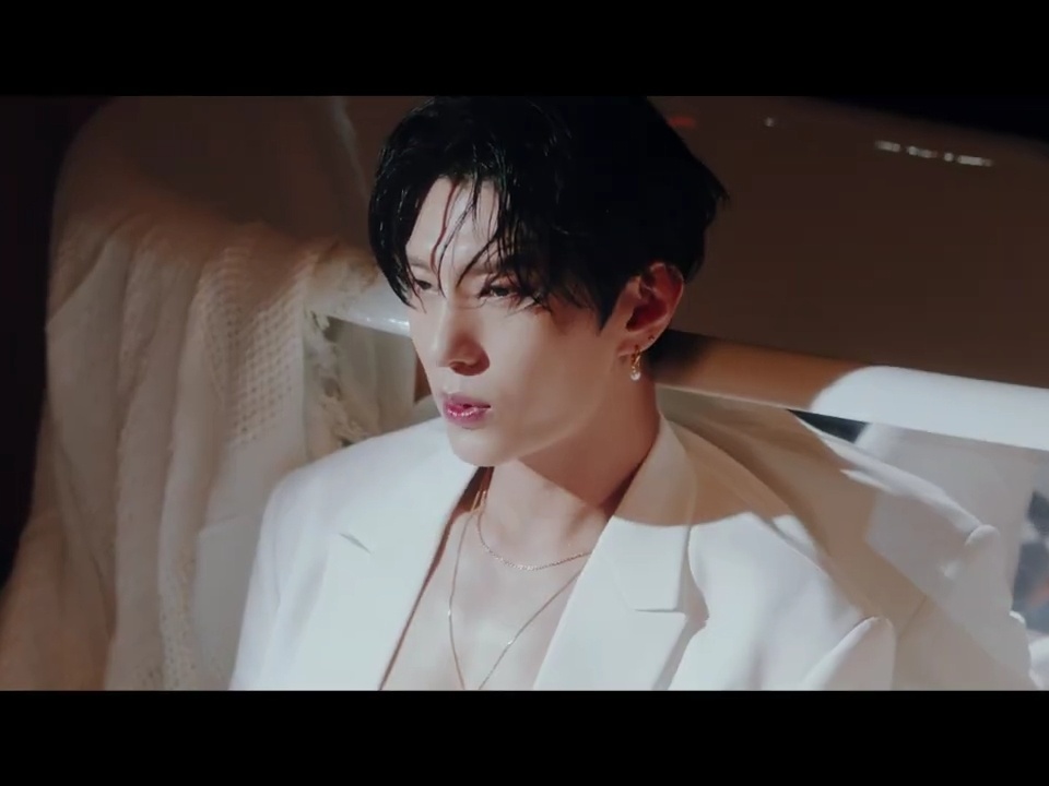 Leo VIXX Tampil Sexy di MV 'Losing Game'