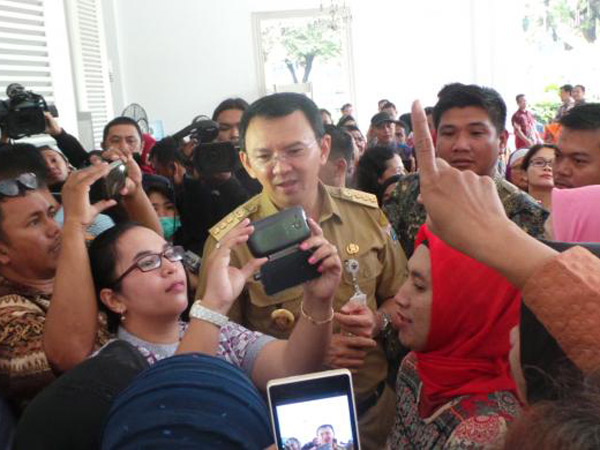 Kembali Bertugas Sebagai Gubernur Jakarta, Ahok Langsung Diserbu Warga