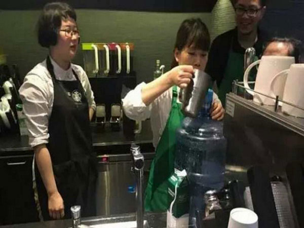 Kocaknya Kelakuan Pelanggan yang Mau Dapat Promosi Starbucks Gratis Ini!