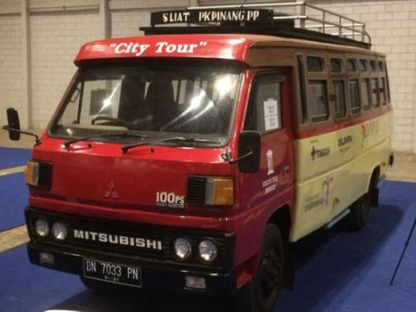 Nostalgia Lewat Sederet Bus Jadul yang Unik Mulai Tahun 1960-an Ini!