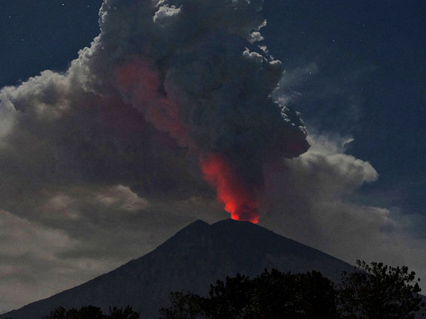 Bandara Ngurah Rai Ditutup dan Sejumlah Efek Lain Akibat Gunung Agung Bali Erupsi