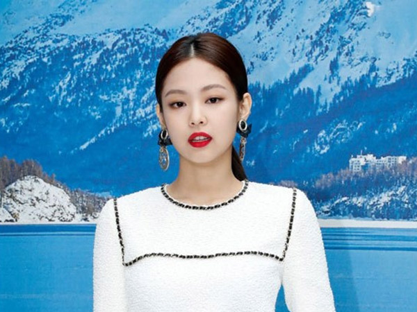 Simple yet Stylish, Jennie BLACKPINK Cantik dalam Balutan Mini Dress Putih di Chanel PFW 2019