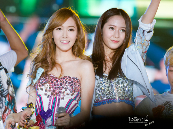 Jessica SNSD Unggah Foto Masa Kecil Sedang Gendong Krystal f(x) Saat Bayi