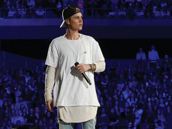 Tolak Permintaan Penggemar, Justin Bieber Dilempari Botol Minuman!