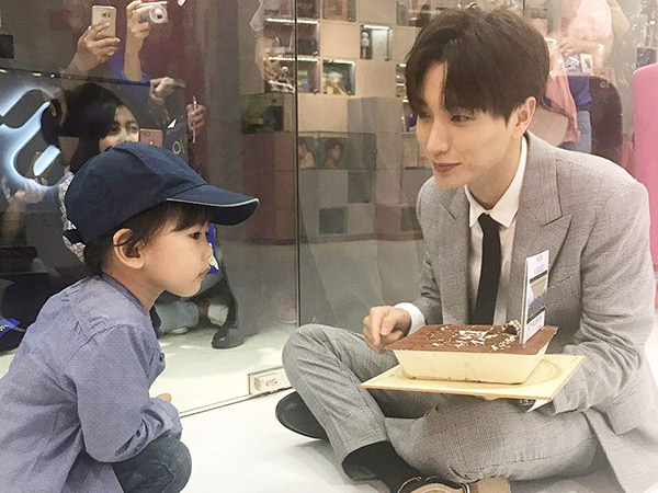 Gemasnya Momen Leeteuk Bareng ELF Cilik di Kantor SM Entertainment Jakarta