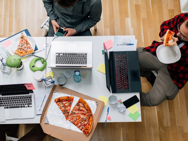 Lakukan Cara Ini Untuk Cegah Penularan COVID-19 Saat Makan Siang di Kantor