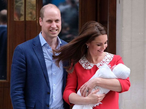 Beredar Viral Foto Pangeran William Mengantuk Saat Bertugas Pasca Sambut 'Baby Number Three'