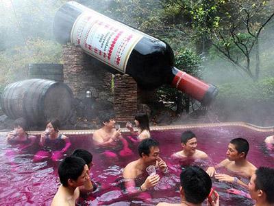 Wow, Jepang Punya Kolam Renang Berisi Wine!