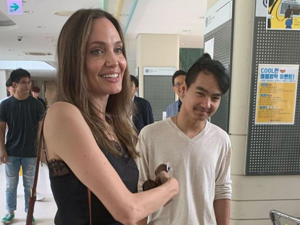 Angelina Jolie Antar Putranya Maddox Kuliah di Universitas Yonsei, Ngobrol Bareng Mahasiswa Korea