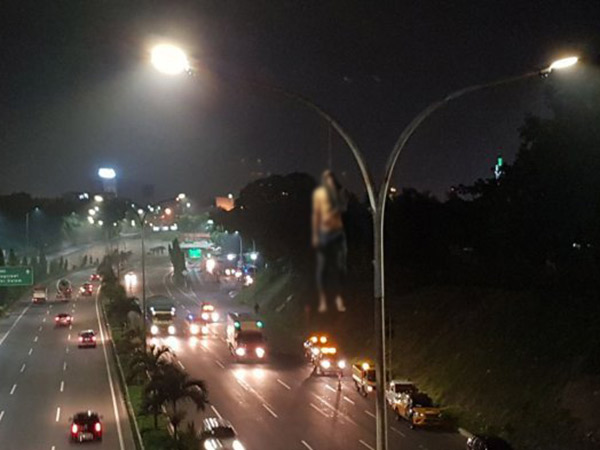 Seorang Pria Ditemukan Nekat Gantung Diri di Tiang Lampu Tol JORR