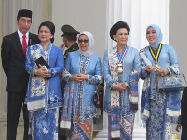 4 Istri Orang Penting di Indonesia Ini Tampil Cantik nan Elegan dengan Busana Serba Biru