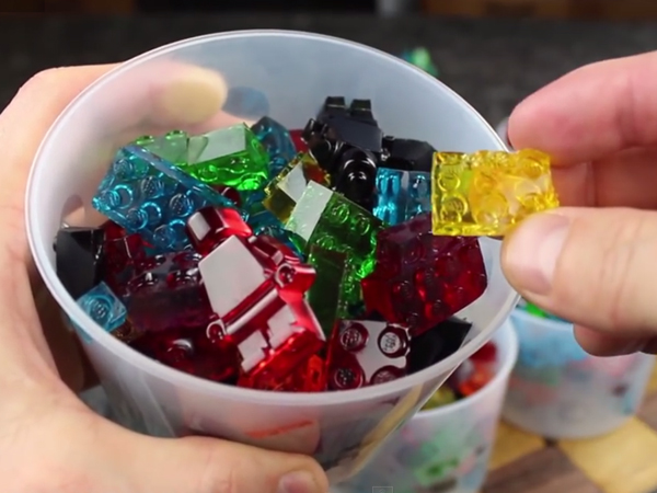 Tak Hanya Bisa Dimainkan, Ilmuwan Ini Juga Buat Lego yang Bisa Dimakan!