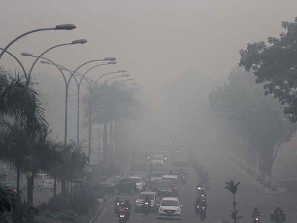Istri dan Pejabat ke Cina Saat Kabut Asap, Gubernur Riau Dikecam