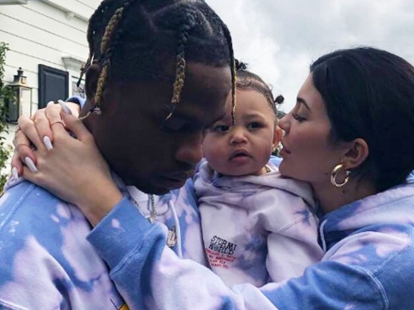 Kembali Terlihat Bersama, Kylie Jenner dan Travis Scott Ajak Stormi Jalan-jalan