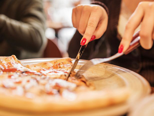 Cara Makan Pizza Ternyata Mencerminkan Kepribadian Seseorang!