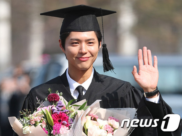 Congraduation, Park Bo Gum Resmi Lulus Kuliah Tepat Waktu!