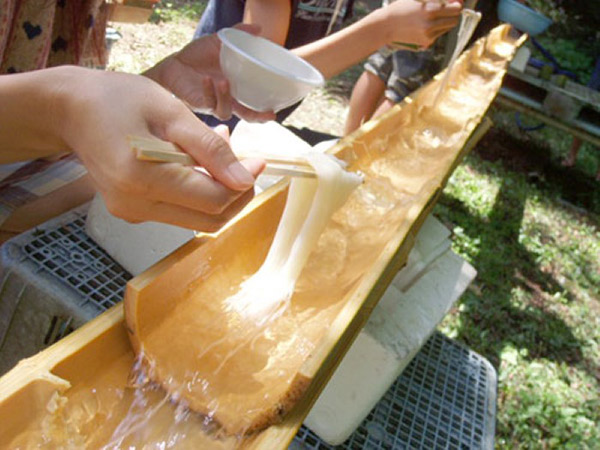 Tradisi Menikmati Mie Mengalir di BIlah Bambu di Jepang, Nagashi Somen