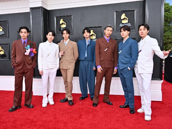 Gaya Fashion BTS di Red Carpet Grammy Awards 2022