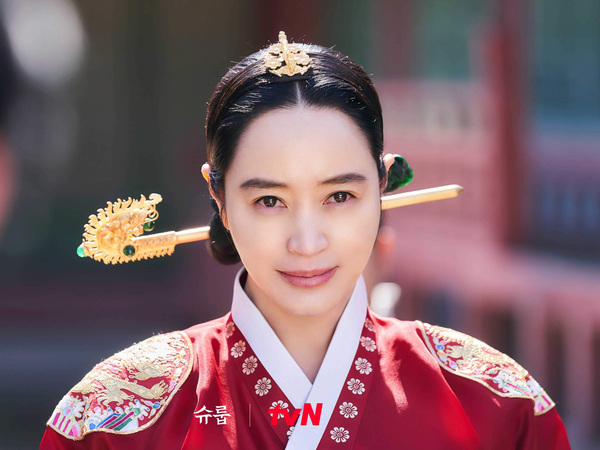Kim Hye Soo Bicara Soal Peran Sebagai Ratu dan Ibu Tersibuk di Drama 'The Queen's Umbrella'