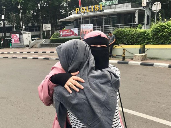 Tepis Rasa Takut Akan Teror dengan Viralnya Aksi 'Peluk Saya' Para Hijaber Bercadar