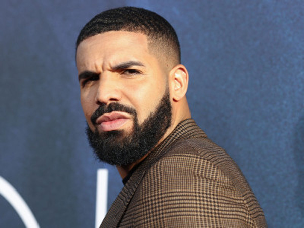 Jadi Tamu Kejutan, Drake Dicemooh Penonton Saat Manggung di Festival Musik