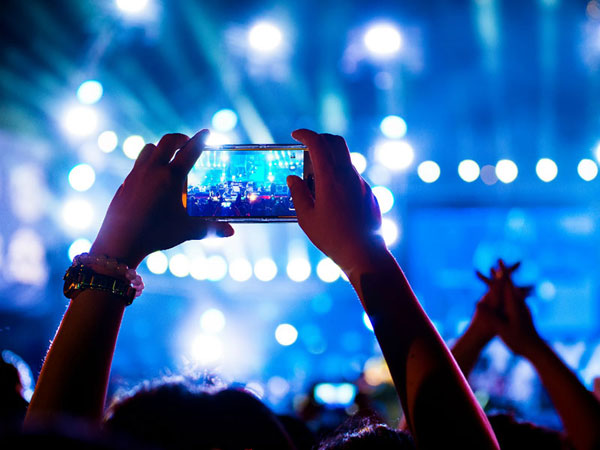 Tips Gampang Mengambil Foto yang Bagus Saat Konser dengan Smartphone