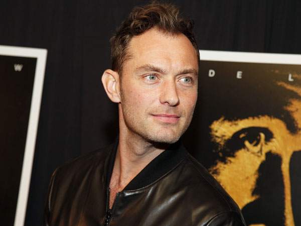 Resmi  Masuk Jadi 'Member', Jude Law Terlihat di Lokasi Syuting 'Captain Marvel'!