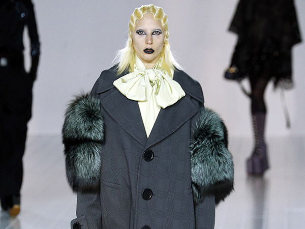 Unik dan Nyentrik, Lady Gaga Muncul di Runway Show Marc Jacobs di New York Fashion Week