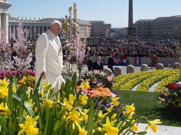 Cantiknya 30.000 Bunga Hiasi Basilika Santo Petrus Jelang Paskah