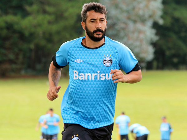 Duh, Pesepakbola Ini Ketahuan Buang Air Kecil di Lapangan