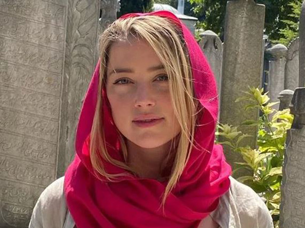Kunjungi Masjid di Turki, Penampilan Amber Heard Jadi Kontroversi