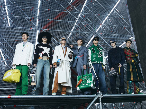 BTS Tampilkan Koleksi Terbaru Louis Vuitton di Fashion Show Seoul