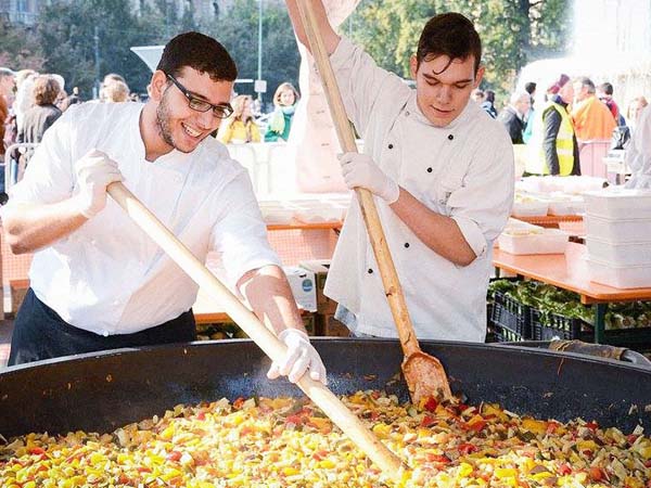 Selain Gratis, Festival Makanan Ini Gunakan Bahan Makanan Sisa