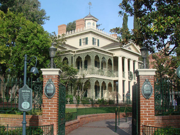 Hii, CCTV Rekam Aktivitas Sosok Diduga Hantu di 'Haunted Mansion' Disneyland