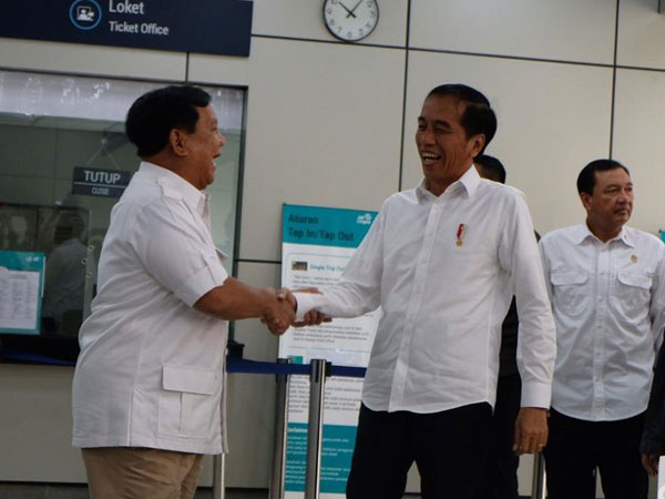 Ini Lho Orang-orang 'Tanpa Suara' Di Balik Pertemuan Viral Jokowi-Prabowo yang Viral