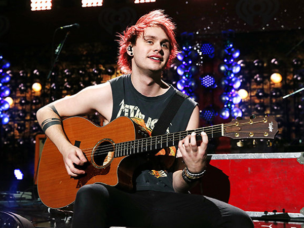 Insiden Lagi, Michael 5 Seconds Of Summer Jatuh dari Panggung