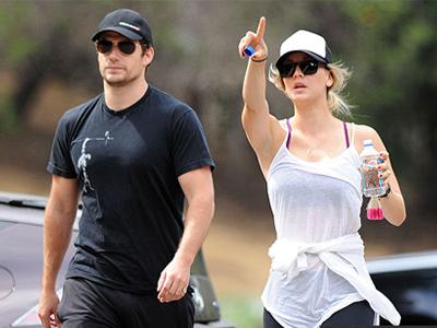 Makin Mesra, Henry Cavill & Kaley Cuoco Hiking Bareng