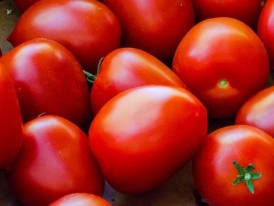 Buat Bibir dan Pipi Merah Alami Dengan Tomat!