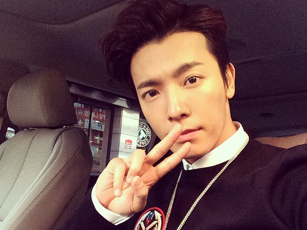 Ketika Pose Selca Donghae Super Junior Menjadi Tren diantara Para Artis dan Fans