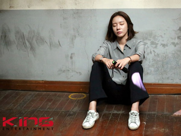 Coba Selamatkan Putranya, Kim Ah Joong Tampak Kelelahan di Balik Layar Drama ‘Wanted’