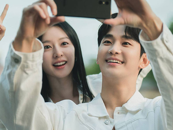 Kim Soo Hyun Ungkap Kesan Jadi Suami Kim Ji Won di Queen of Tears