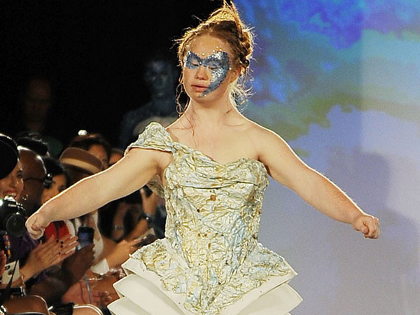 Gadis Penderita Down Syndrome Ini Akhirnya Debut Sebagai Model di New York Fashion Week